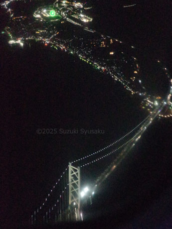 着陸前の明石海峡大橋