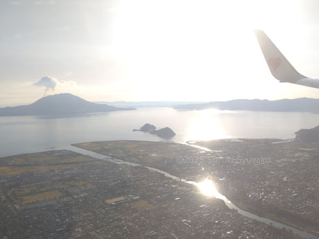 機窓に桜島